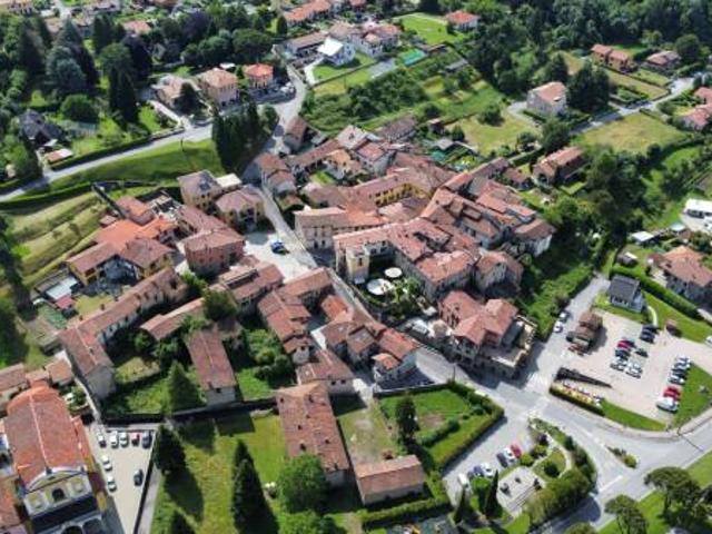 Locale Commerciale in vendita a Colle Brianza, Lombardia