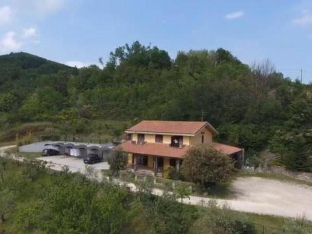 Locale Commerciale in vendita a Farindola, Abruzzo