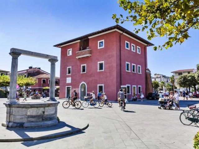 Locale Commerciale in vendita a Roma Imperiale, Forte Dei Marmi
