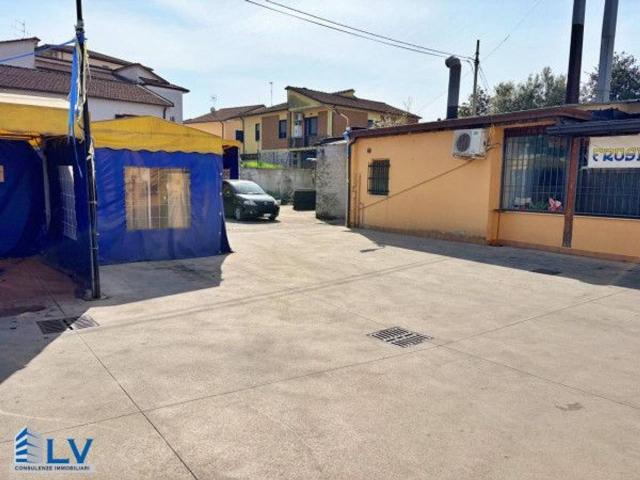 Locale Commerciale in vendita a Frosinone, Lazio