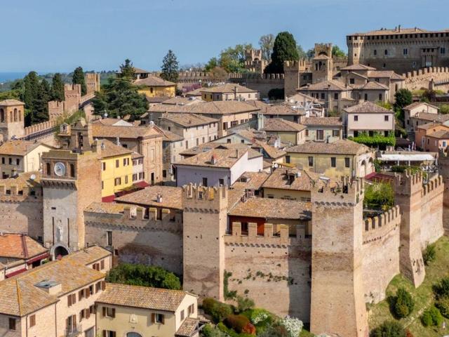 Locale Commerciale in vendita a Marche, Pesaro E Urbino