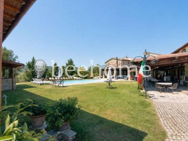 Locale Commerciale in vendita a Gualdo Cattaneo, Umbria