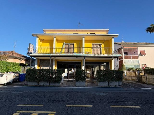 Locale Commerciale in vendita a Pagliera, Lainate