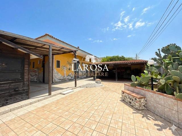 Locale Commerciale in vendita a Puglia, Lecce