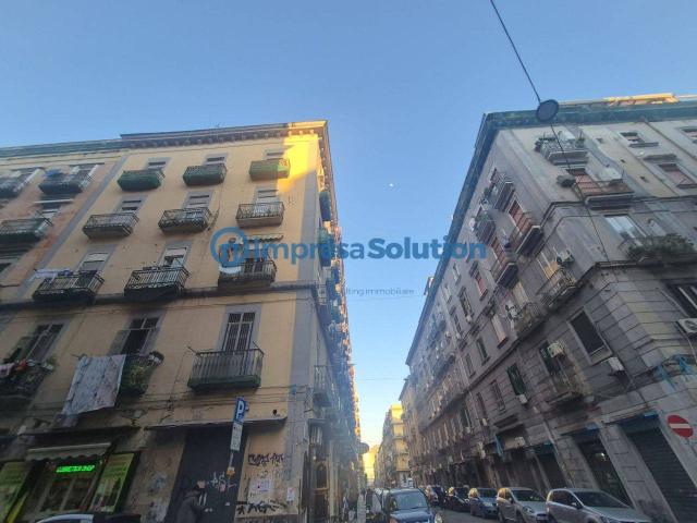 Locale Commerciale in vendita a Municipalità 4, Campania