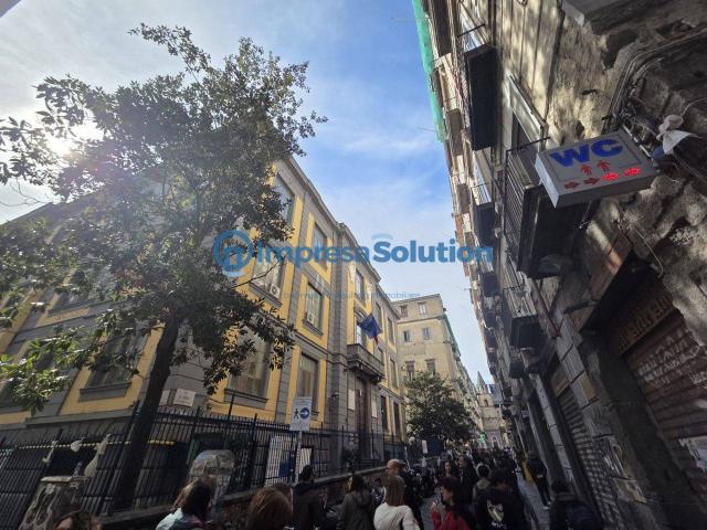 Locale Commerciale in vendita a Municipalità 4, Campania