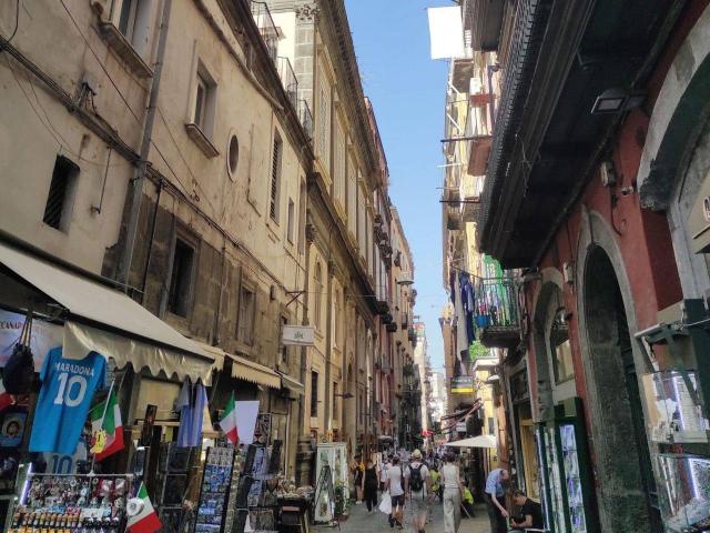 Locale Commerciale in vendita a Municipalità 4, Campania