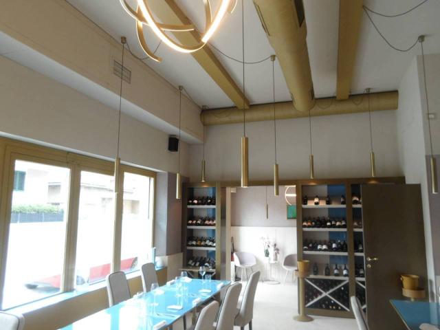 Locale Commerciale in vendita a Mare, Marche