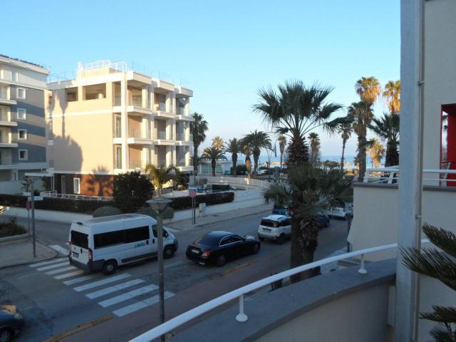 Locale Commerciale in vendita a Mare, Marche