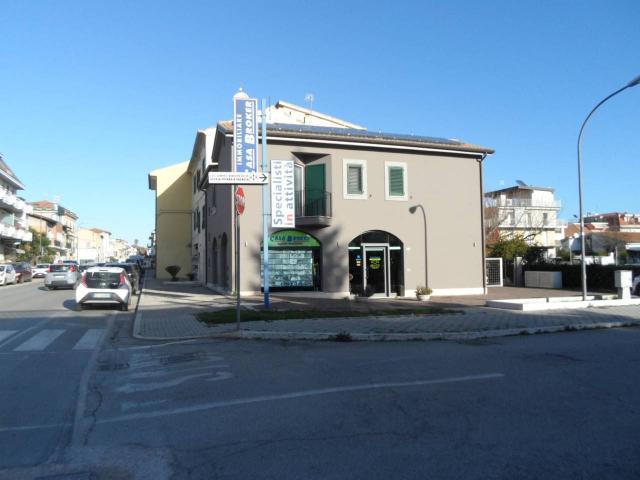 Locale Commerciale in vendita a Ragnola, Marche