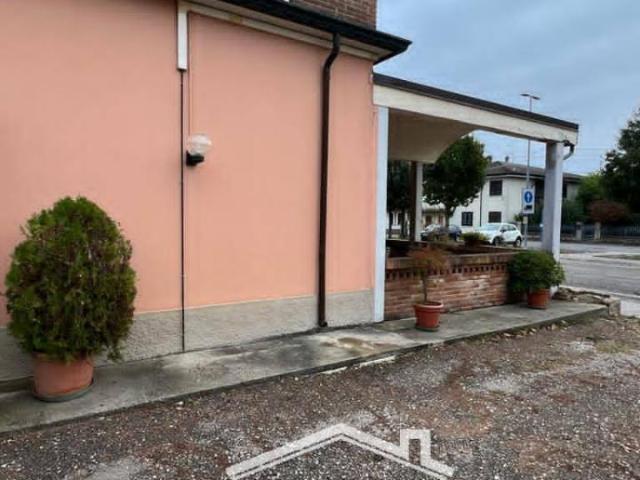Locale Commerciale in vendita a San Benedetto Po, Lombardia