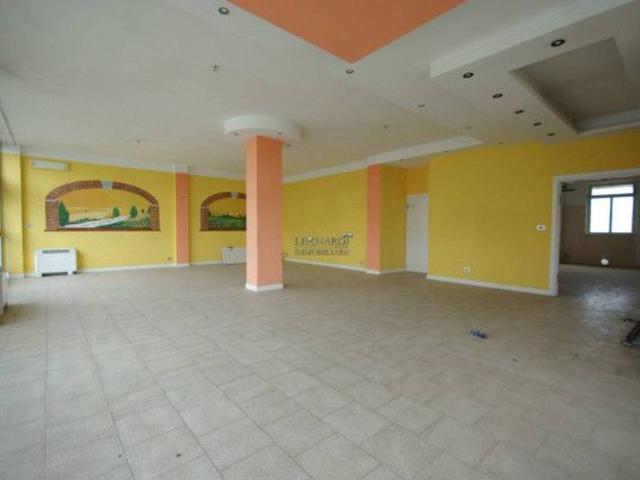 Locale Commerciale in vendita a San Giustino, Umbria
