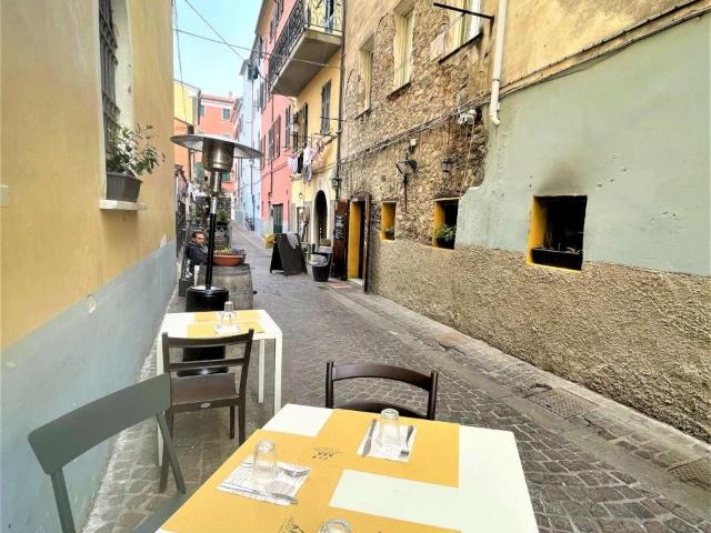 Locale Commerciale in vendita a Sarzana, Liguria