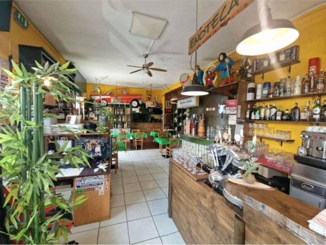Locale Commerciale in vendita a Senna Comasco, Lombardia
