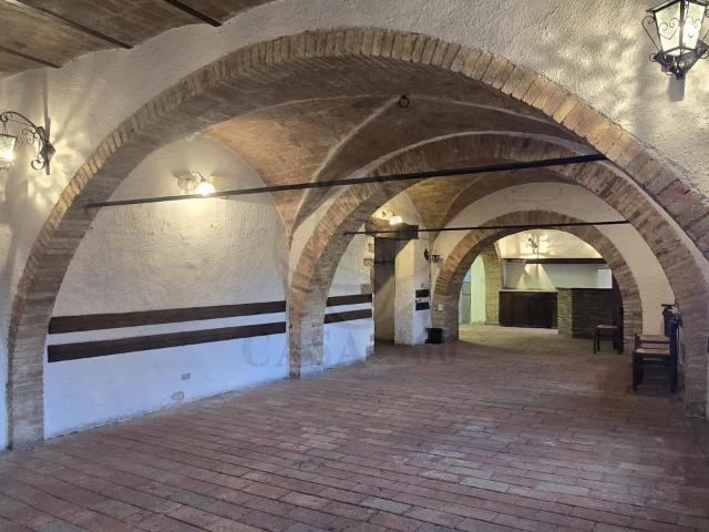Locale Commerciale in vendita a Stroncone, Umbria