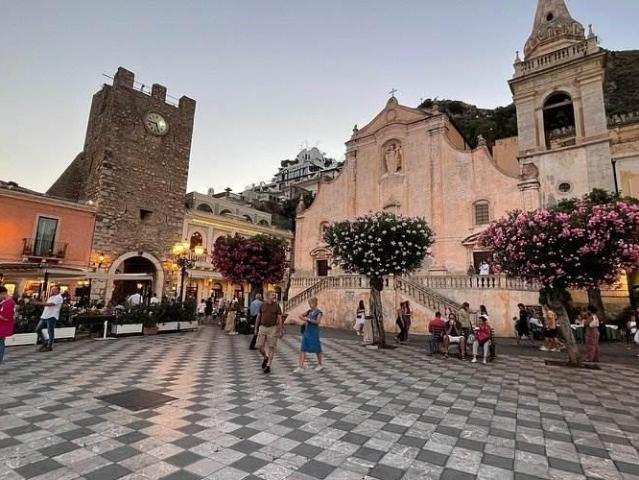 Locale Commerciale in vendita a Taormina, Sicilia