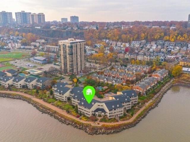 House for sale in Edgewater, New Jersey