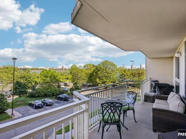 Condo for sale in Edgewater, New Jersey