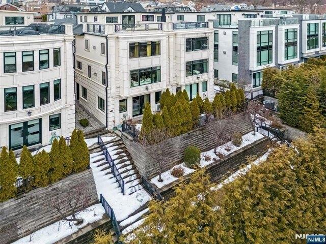 House for sale in Edgewater, New Jersey