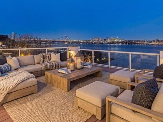 House for sale in Edgewater, New Jersey