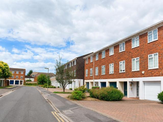 House for rent in Row Town, Surrey