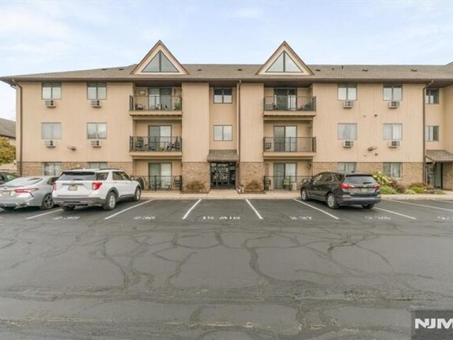 Condo for sale in Lyndhurst, Bergen County