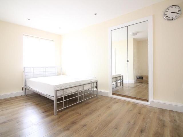 Room for rent in Strawberry Hill, Greater London
