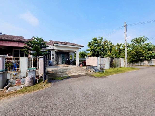 Terraced House for sale in Malaka