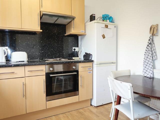 Room for rent in Longnor Estate, Greater London