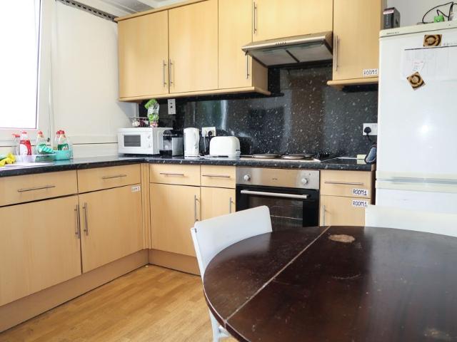 Room for rent in Longnor Estate, Greater London