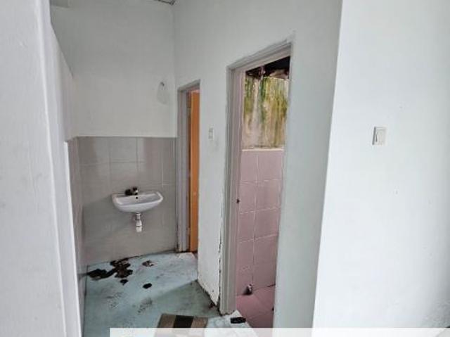 Shop for rent in Malaka