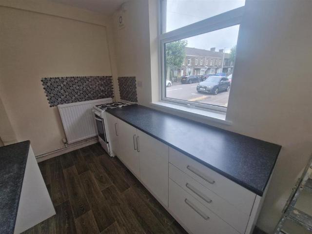 Apartment for rent in Cwmbwrla, Nangreaves
