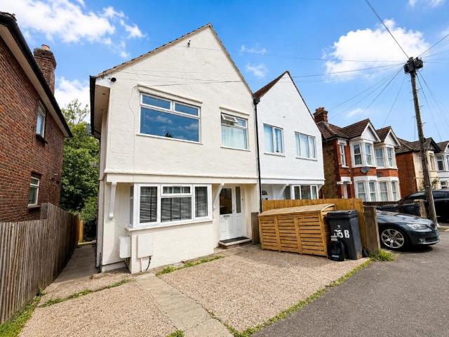 Apartment for rent in Totteridge, Cressex