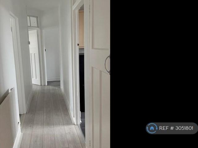 Apartment for rent in Summerstown, Greater London