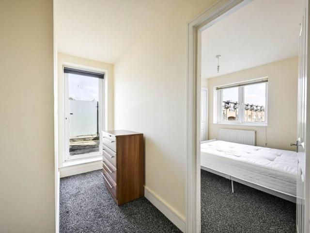 Apartment for rent in London Borough of Merton, Collier's Wood