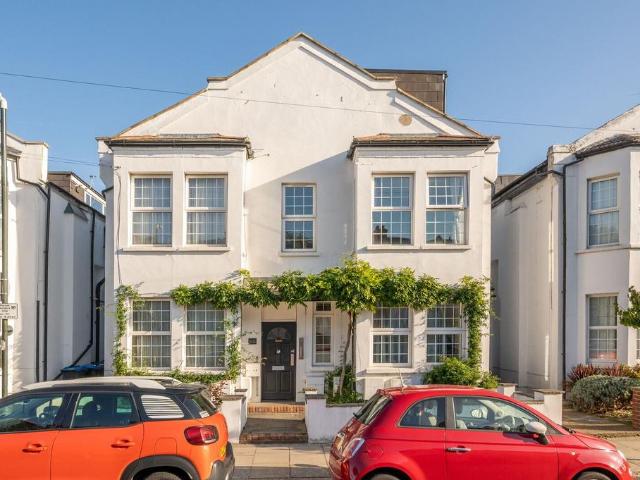 Apartment for rent in London Borough of Merton, Collier's Wood