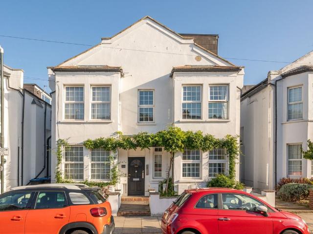Apartment for rent in London Borough of Merton, Collier's Wood