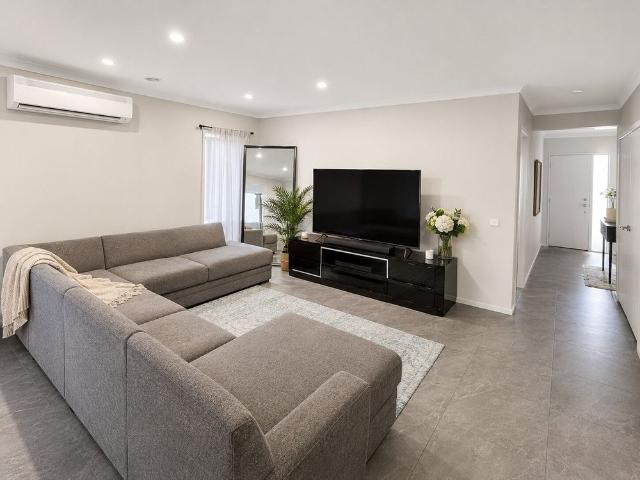 Room for rent in Rockbank, Melbourne
