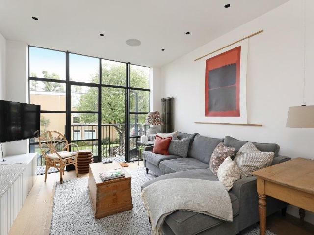 Apartment for rent in Cottenham Park, Greater London