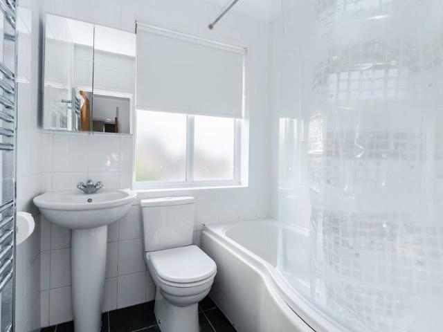 House for rent in Woodford Green, Woodford Bridge