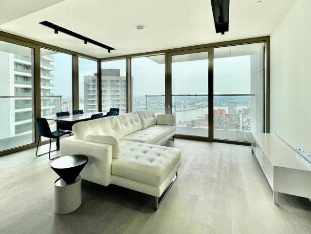 Apartment for rent in Wood Wharf, Greater London