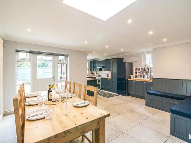 House for rent in Summerstown, Greater London