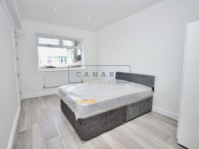 Room for rent in Summerstown, Greater London