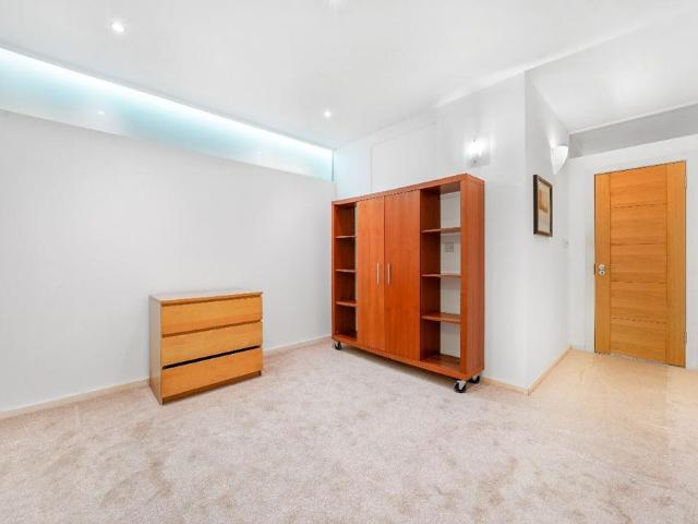 Apartment for rent in London Borough of Newham, Greater London