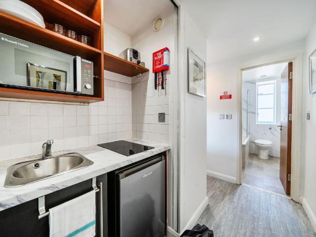 Studio for rent in Brompton, Greater London