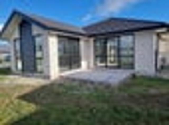 House for rent in West Village Faringdon, Rolleston