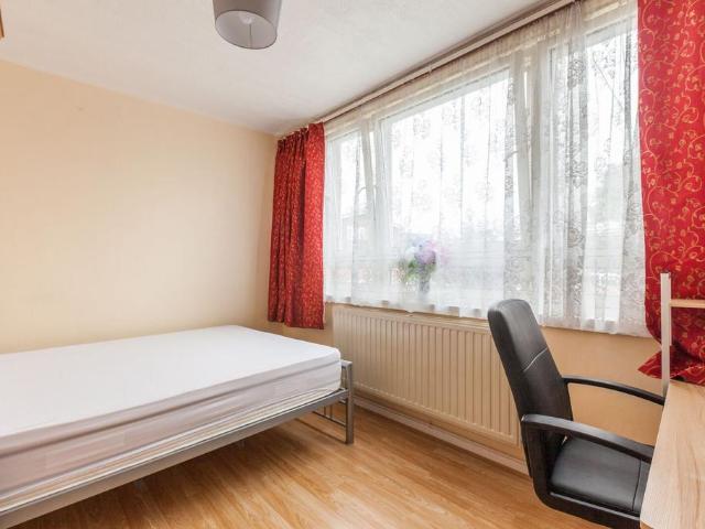 Apartment for rent in Astley Estate, Greater London