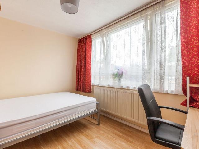 Apartment for rent in Astley Estate, Greater London