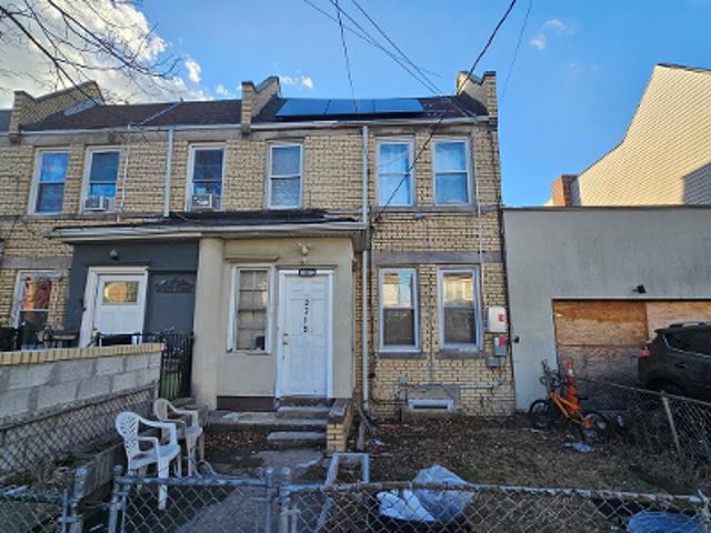 House for sale in The Bronx, Arverne
