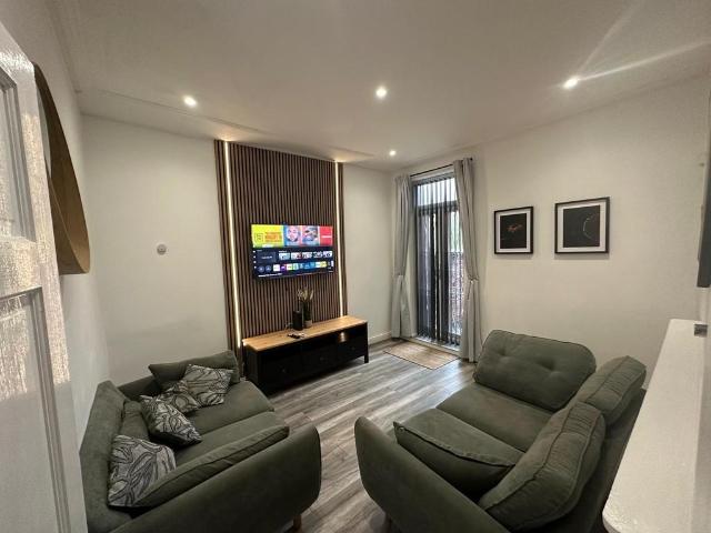 House for rent in Elm Park, Calderstones